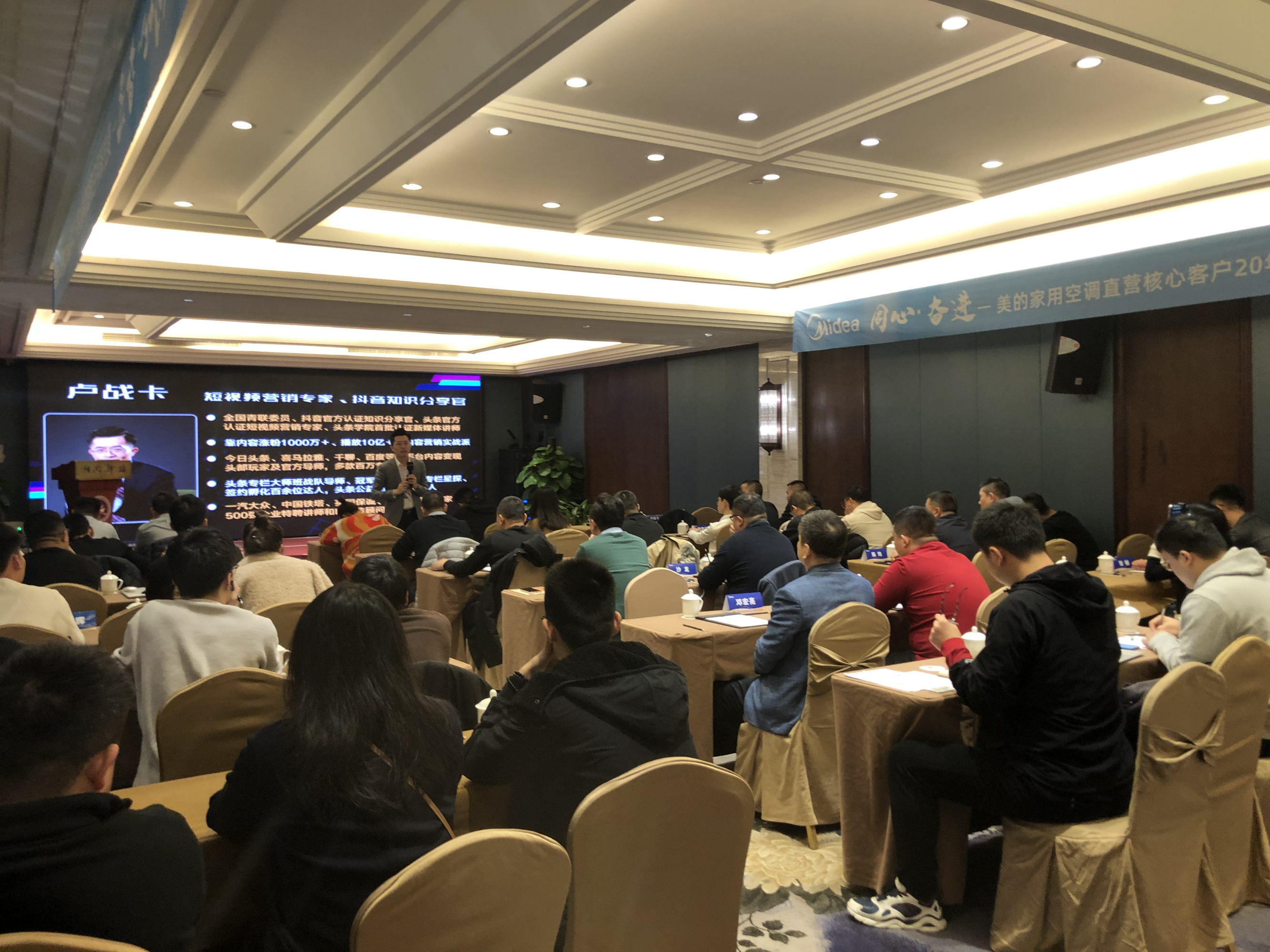 九游体育下载-包含今晨欧联焦点战，犹他爵士主帅复盘，话题不断，赛程密集仍需轮换的词条